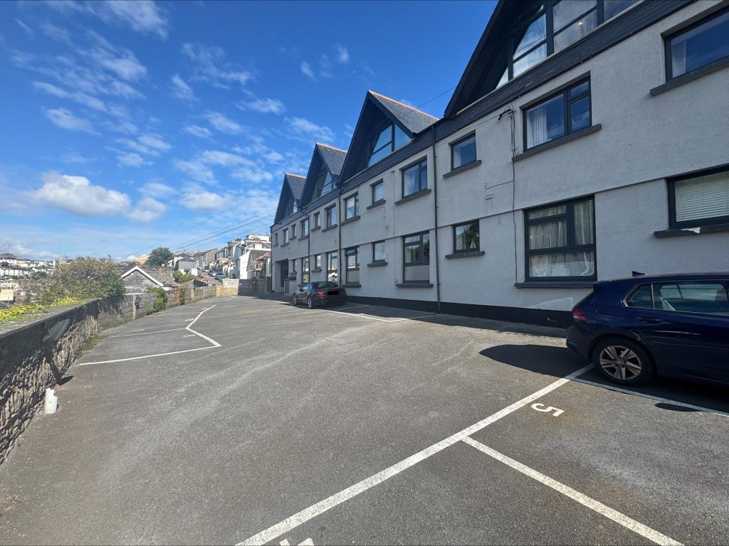 Lot: 89 - FLAT FOR INVESTMENT OR OCCUPATION - Car park